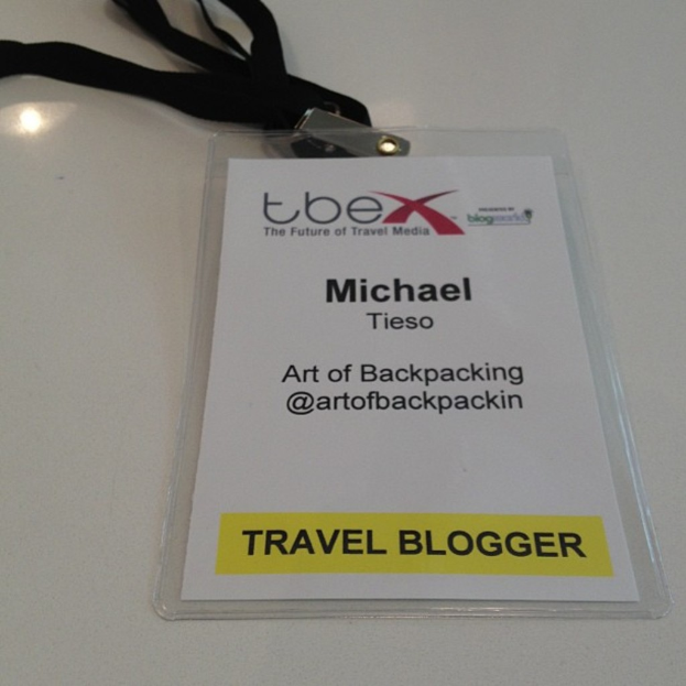 Ein Ausweis für einen Reiseblogger, der ein Foto, Namen und Beruf angibt.