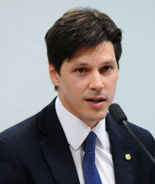 Ein Mann im Anzug und Krawatte spricht vor einer Wand in ein Mikrofon, wahrscheinlich zur Genehmigung eines Gesetzes durch die Regierung, um den Internetgebrauch zu verbieten.