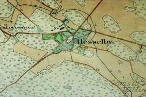 Ein altes Stadtplan von Hesselby mit Text und Zahlen, die die Standorte von Städten angeben, mit detaillierten Straßen, Gebäuden und Sehenswürdigkeiten.