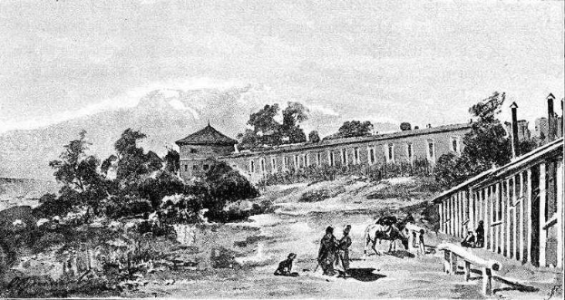 Eine Schwarz-Weiß-Zeichnung einer Gruppe von Menschen, die vor einem Gebäude stehen, umgeben von Bäumen, Hügeln und einem klaren Himmel, mit dem Text 'Das Gefängnis im 19. Jahrhundert' unten.