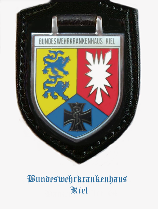 Ein schwarzes Lederabzeichen mit einem roten, gelben und blauen Wappen und der Inschrift "Bundeswehrkrankenhaus Kiel" unten.