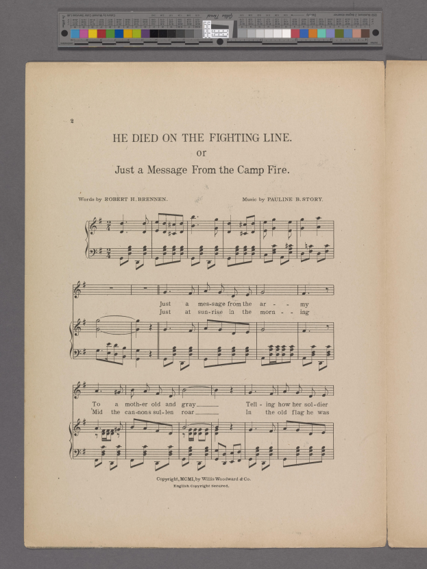 Ein aufgeschlagenes Buch mit Noten auf den Seiten, das den Text 'Er starb an der Front, Nur eine Nachricht vom Lagerfeuer' zeigt, auf einer grauen Oberfläche plaziert.