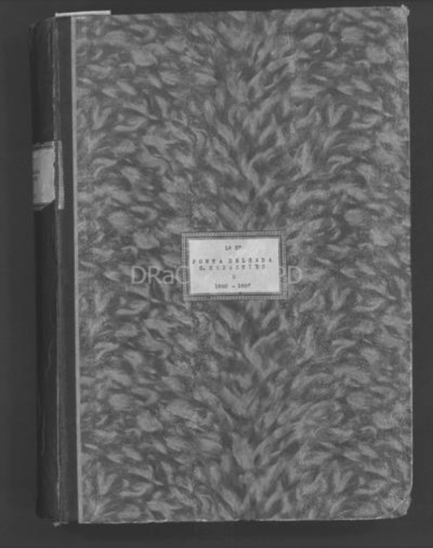 Schwarz-weiß-Foto eines Journals mit einem Etikett auf dem Cover, das vor einem dunklen Hintergrund platziert ist.