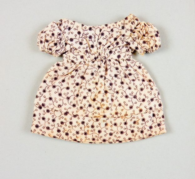 Weißes Sommerkleid mit Knie-Länge, rundem Halsausschnitt, kurzen Ärmeln und vollem Rock, das ein komplexes mehrfarbiges Muster aufweist, auf einer weißen Oberfläche präsentiert.