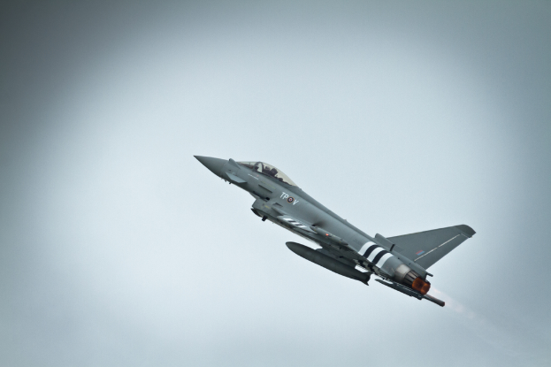 Ein Flugzeug fliegt in der Mitte des Himmels.