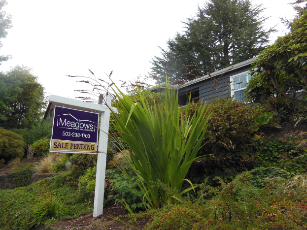 Ein Gebäude mit einer Fahne, auf der "Meadows" steht, umgeben von Pflanzen und Bäumen.