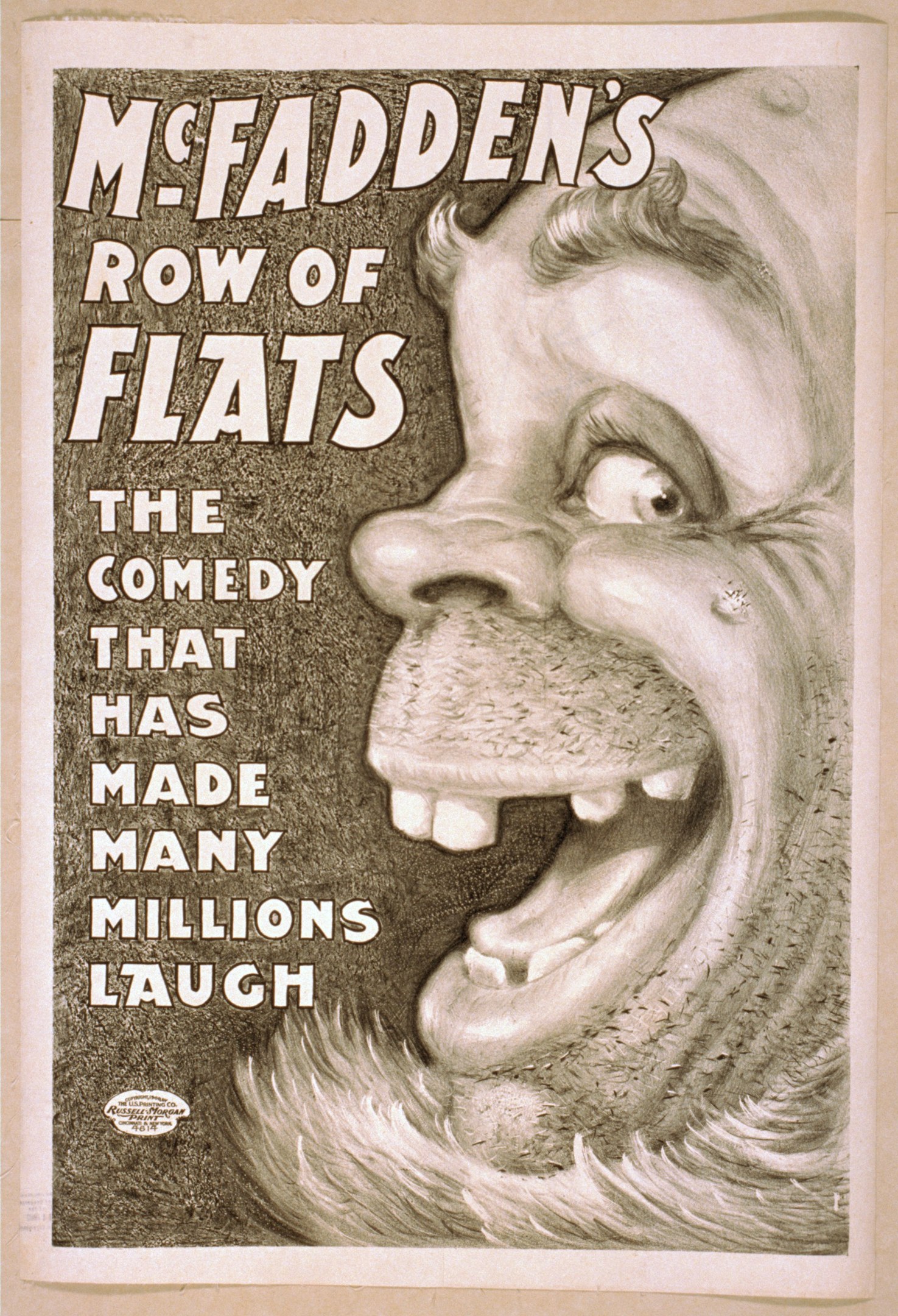 Plakat eines lachenden Menschen mit wilden Haaren, breitem Grinsen und weit aufgerissenen Augen, vor einem hellgelben Hintergrund, mit der Aufschrift "McFadden's Row of Flats: Die Comedy, die viele Millionen zum Lachen gebracht hat."