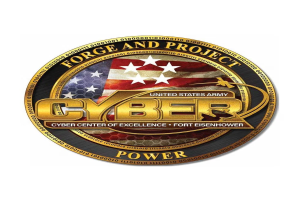 Logo der United States Army Cyber Center of Excellence, Fort Eisenhower, mit einem blauen Kreis mit einem weißen Stern, einem weißen Rand und der Schrift 'Forge and Project Cyber Power' darunter in fetter schwarzer Schrift.
