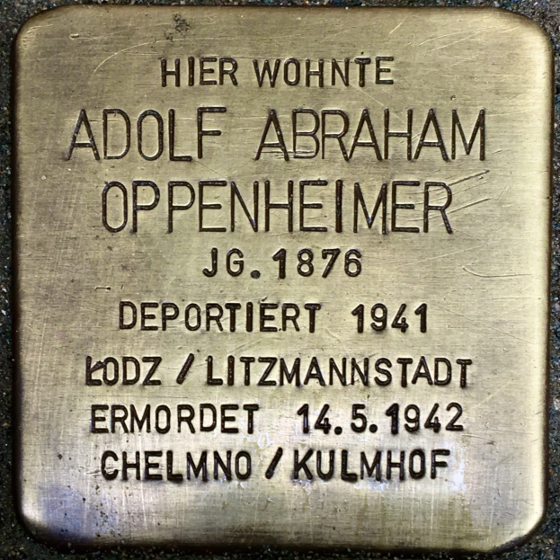 Metallplatte an einem Gebäude mit der eingravierten Inschrift "Adolf Abraham Oppenheimer".