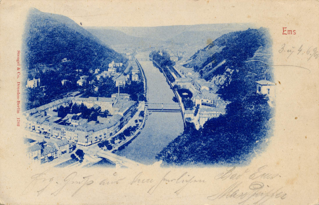 Eine alte Postkarte, die einen Fluss durch eine Stadtlandschaft mit Gebäuden, Bäumen, Hügeln und einer Brücke zeigt, mit dem Text "Strugel & Co. Dresden, Germany" unten.