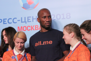 Gruppe von medaillentragenden Individuen, die auf einer Bühne mit einem Banner der FIFA WM 2018 Russland im Hintergrund stehen.