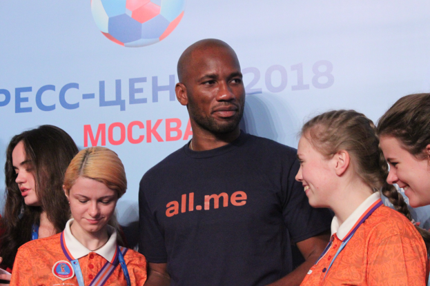 Gruppe von medaillentragenden Individuen, die auf einer Bühne mit einem Banner der FIFA WM 2018 Russland im Hintergrund stehen.