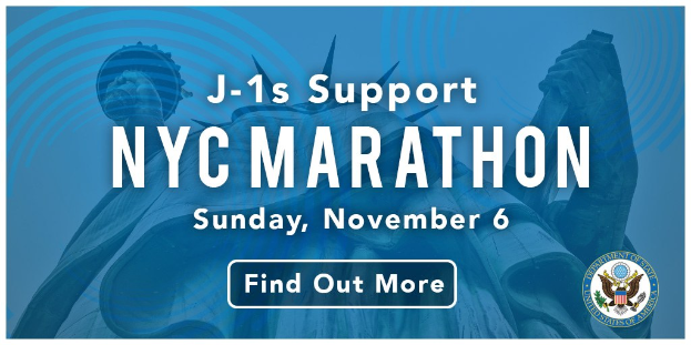 Plakat, das den New York City Marathon am 6. November 2022 ankündigt, mit dem Text "j-1s unterstützt NYC Marathon" und dem Logo des Events.