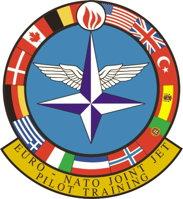 Blauer Kreis mit einem weißen Stern in der Mitte, umgeben von vier farbigen Flaggen, mit der Aufschrift "NATO Joint Jet" in weißer Schrift.