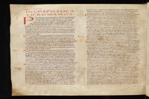 Ein aufgeschlagenes Buch mit roter Schrift auf schwarzem Hintergrund, das wie ein Brevier aussieht.