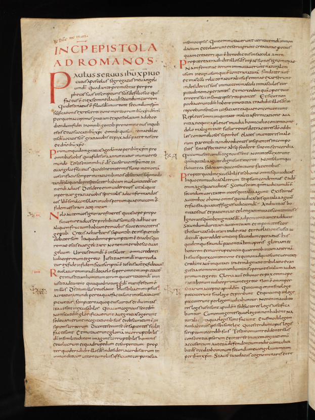 Ein aufgeschlagenes Buch mit roter Schrift auf schwarzem Hintergrund, das wie ein Brevier aussieht.