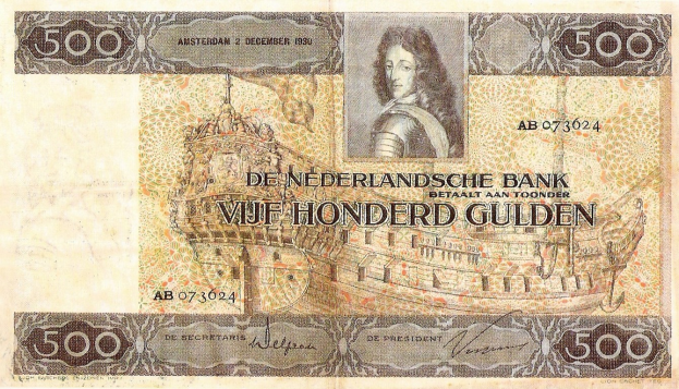 Ein altes niederländisches Banknoten mit einem Mann im Anzug mit ernster Miene, beschriftet mit "Niederlande 500 Gulden".