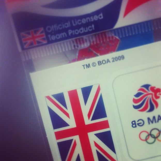 Nahaufnahme eines Ausweises mit amerikanischer Flagge und dem Text "Critical Licence" auf der Vorderseite.