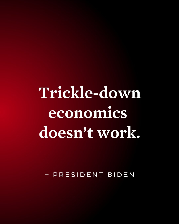 Plakat mit fetter schwarzer Schrift "Trickle-Down Economics Doesn't Work" auf einem weißen Hintergrund, eingerahmt von einem dünnen schwarzen Rand, mit einem Zitat des Präsidenten Biden.