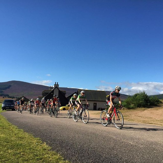 Eine Gruppe von Menschen, die mit dem Fahrrad fahren und der Himmel im Hintergrund zu sehen ist.