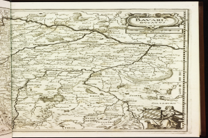 Ein aufgeschlagenes Buch mit einer detaillierten Karte von Bayern, auf der Städte, Dörfer, Flüsse und andere geographische Merkmale beschriftet sind.