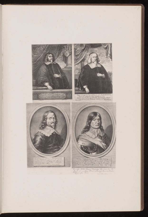 Ein aufgeschlagenes Buch mit vier Schwarz-Weiß-Porträts von Männern in einer Collage-Anordnung, mit sichtbarem Text auf den Seiten.