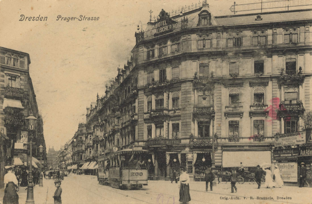 Ein Schwarz-Weiß-Foto einer Dresdner Stadtstraße, das Menschen, Fahrzeuge, Gebäude und einen bewölkten Himmel zeigt.