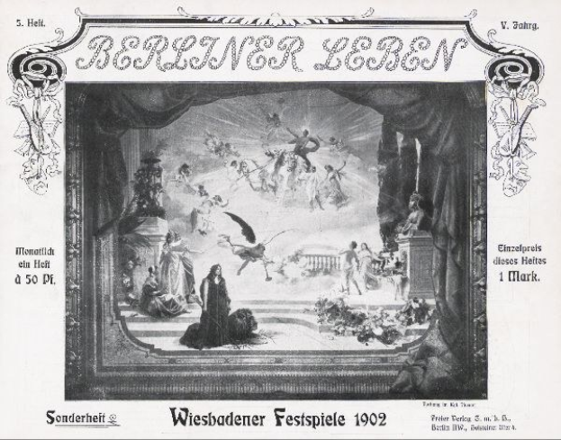 Schwarz-weiß-Foto einer Bühne mit Künstlern in traditioneller deutscher Tracht während der Wiesbadener Festspiele 1902, mit einem applaudierenden Publikum im Hintergrund.