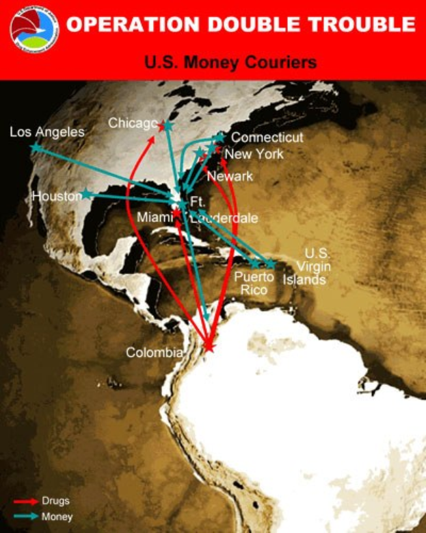 Plakat mit der Aufschrift "Operation Double Trouble: US-Geldkurier" mit einer Karte der USA, die in zwei Abschnitte unterteilt ist: einer zeigt die Route der US-Geldkurier und der andere markiert die Standorte der Geldkurier, mit fetter schwarzer Schrift auf einem weißen Rand.