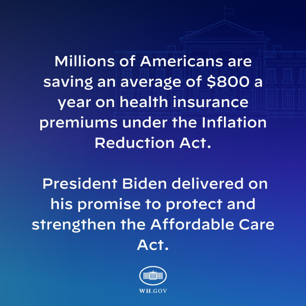 Blauer Hintergrund mit weißer Schrift, die besagt "Millionen von Amerikanern sparen durchschnittlich 800 USD im Jahr bei den Gesundheitsversicherungsprämien thanks to the Inflation Reduction Act" und ein Logo in der Mitte.