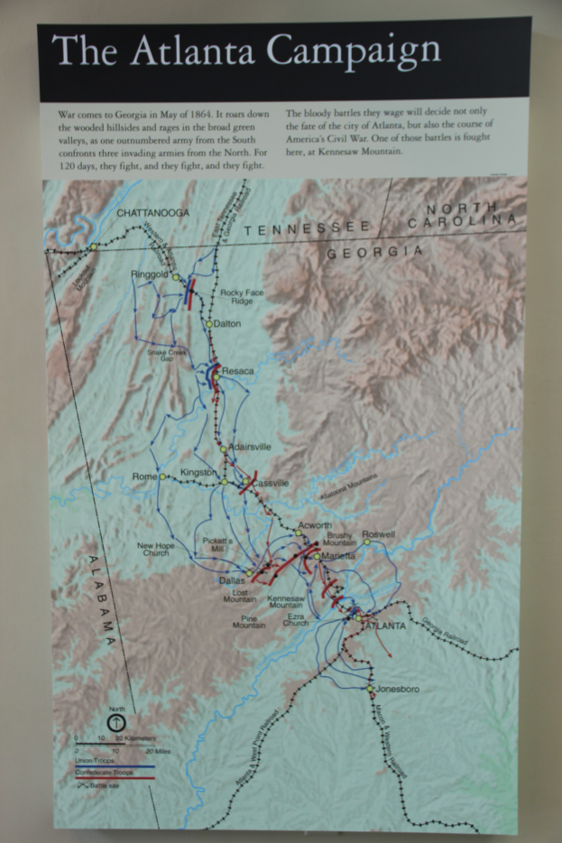 Ein detailliertes Poster mit einer Karte der Atlanta-Kampagne, das Straßen, Städte und Sehenswürdigkeiten zeigt, sowie begleitenden Text zu Datum, Uhrzeit und Ort.