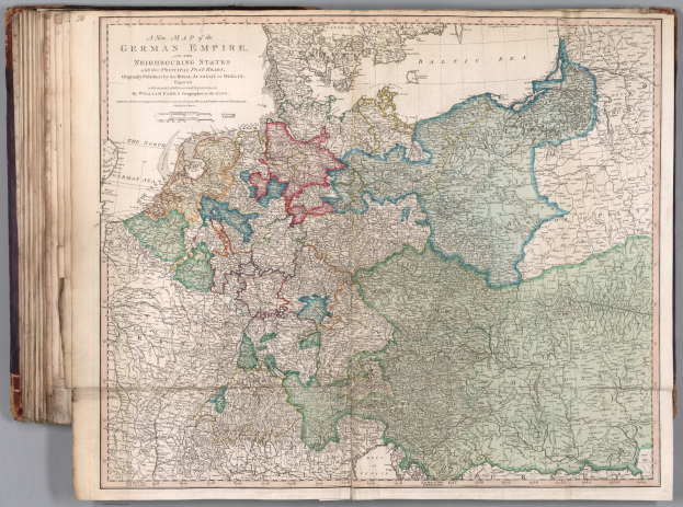 Ein altes Buch mit einer detaillierten Karte des Deutschen Reichs, die Provinzen und Städte hervorhebt, mit begleitendem Text, der zusätzliche Informationen bietet.