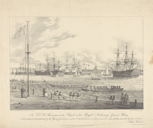 Eine Zeichnung, die eine Regatta mit Booten auf dem Wasser, Menschen am Ufer, Fahnenmasten und Gebäude im Hintergrund zeigt, mit der Überschrift "Die Ansicht der Regatta von den jungen Herren der Anstalt der Königlichen Akademie, Gosport Hants."