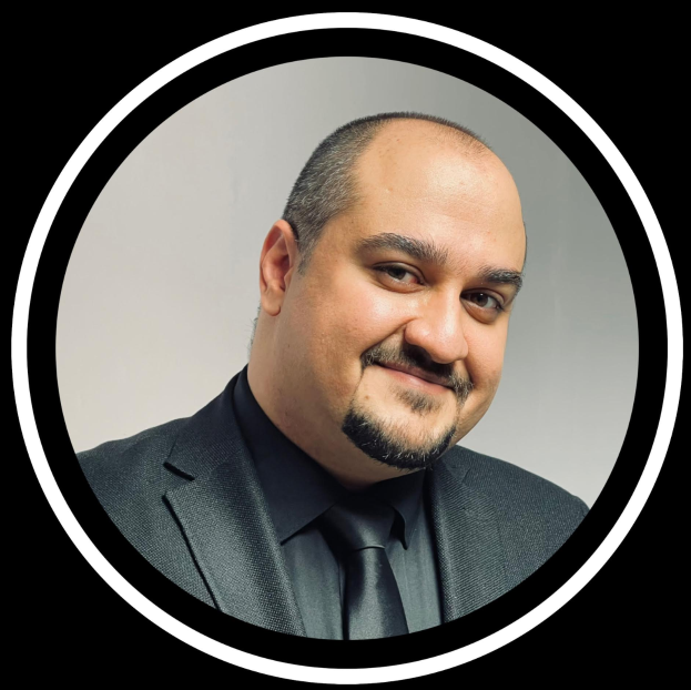 Ein Mann im Anzug und Krawatte lächelt in die Kamera vor einem schwarzen Hintergrund, mit der Aufschrift "Anwalt in New York City".