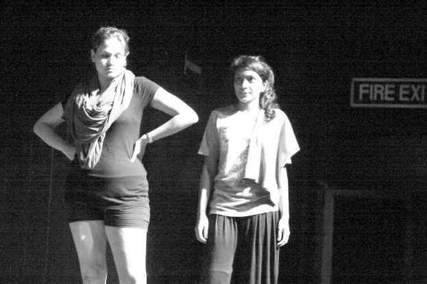 Frauen mit einer Tür im Hintergrund.