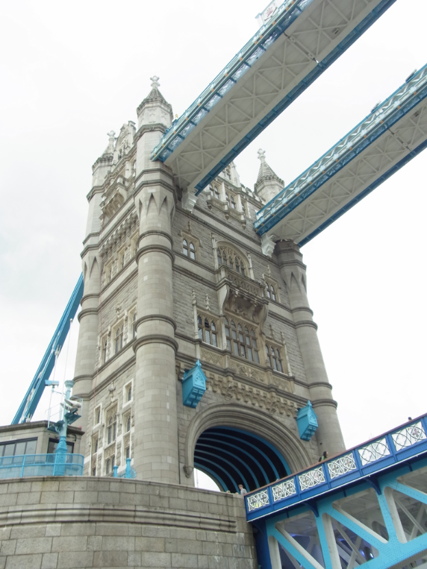 Eine Turmbrücke, die einen Gewässser überspannt.
