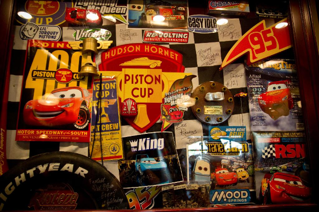 Eine Sammlung verschiedener Gegenstände, einschließlich Pfosten, Spielzeugen und Lichtern.