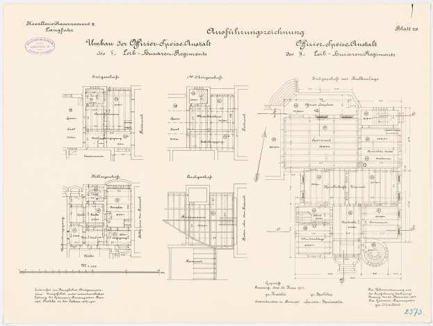 Schwarz-weißer Grundriss des ehemaligen Bundeskanzleramts, der detaillierte Layouts und Anmerkungen zeigt.