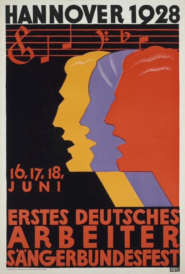 Ein Vintage-Plakat für das Hannover 1928 Erstes Deutsches Arbeiter Sangerbundesfest, das drei zentrale Figuren und Text zum Ereignis zeigt.
