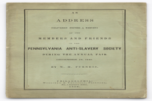 Ein offenes Buch mit dem Titel "Eine Ansprache, gehalten vor einer Versammlung der Mitglieder und Freunde der Pennsylvania Anti-Slavery Society während der jährlichen Messe" auf dem Cover, das eine Seite mit schwarzem Text zeigt.