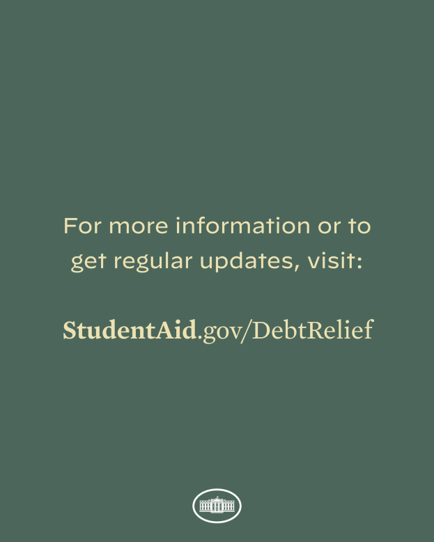 Grüne Hintergrundfarbe mit weißem Text, der "Für mehr Informationen oder regelmäßige Updates besuchen Sie StudentAid.gov/DebtRelief" und ein Logo unten zeigt.