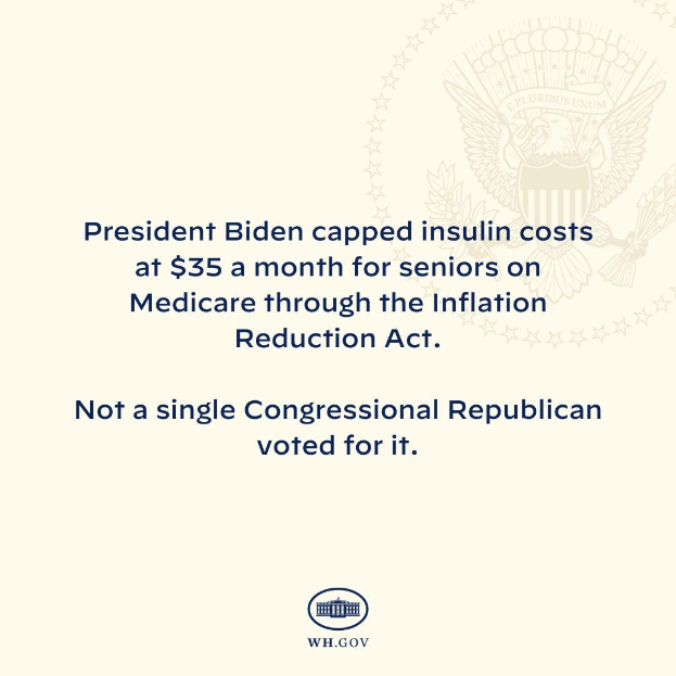 Plakat mit der Aufschrift "Präsident Biden beschränkt Insulin-Kosten auf 35 Dollar pro Monat für Senioren mit Medicare dank des Inflation Reduction Act" und einem begleitenden Logo.