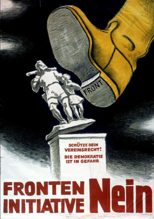 Ein deutsches Propagandaplakat mit einer Statue einer Hand, die einen Hammer hält, und einer Person auf einem Sockel, mit Text über die Fronten Initiative Nein.