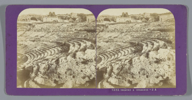 Schwarz-weiß-Stereoskopische Ansichten des antiken Amphitheaters in Syrakus, die Sitzreihen aus Stein, umgebende Strukturen, Bäume und Himmel zeigen, mit schwachem Text im Rahmen.