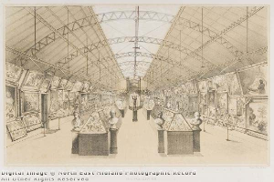 Ein großer Raum in der Nationalgalerie der Kunst in Midland, der zahlreiche Gemälde, Statuen auf Sockeln und gerahmte Fotos an den Wänden zeigt, mit einer Decke mit Hängeschienen.