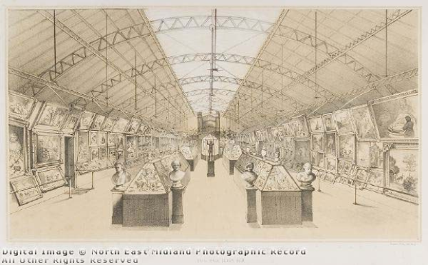 Ein großer Raum in der Nationalgalerie der Kunst in Midland, der zahlreiche Gemälde, Statuen auf Sockeln und gerahmte Fotos an den Wänden zeigt, mit einer Decke mit Hängeschienen.