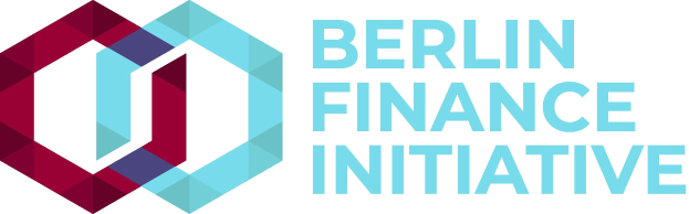 Logo der Berlin Finance Initiative mit einem blauen Kreis mit weißer Umrandung und einem weißen "B" in der Mitte, umgeben von einem weißen Ring mit einem blauen und weißen Karomuster, alles auf einem weißen Hintergrund mit den Worten "Berlin Finance Initiative" in fetter schwarzer Schrift.