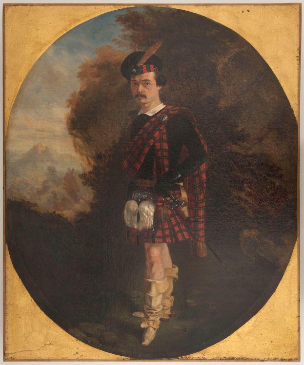 Ein Gemälde eines Mannes in traditioneller schottischer Kleidung, einschließlich eines roten und schwarzen Tartan-Kilts, eines weißen Hemdes und eines schwarzen Gürtels, der mit ernster Miene vor einem Hintergrund aus Bäumen und Himmel steht.