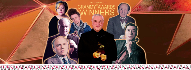 Eine Gruppe strahlender Menschen auf einer Bühne, einer hält einen Award, mit "Grammy Awards Winners"-Text und einem Design unten.