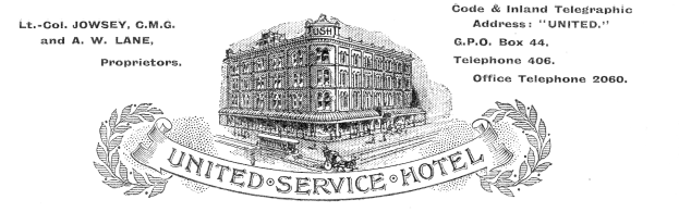 Schwarz-weiß-Zeichnung des United Service Hotels mit fetter Schrift an der Fassade, mit einem großen Eingang, mehreren Fenstern und einem dekorativen Rahmen.